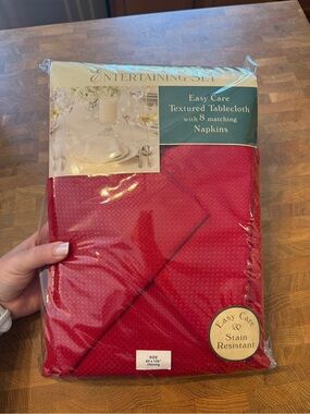 Entertaining Tablecloth Set with 8 Napkins — Red